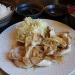 豚道楽 - 豚道楽自慢の豚の生姜焼き定食 907円。