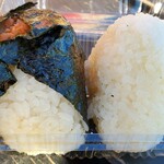 初狩パーキングエリア （上り線）　峠の茶屋 - 左_シャケ(¥250)  右_塩むすび(¥190)