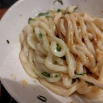 讃岐麺房 すずめ - 釜玉を混ぜました…大盛りの麺で卵が足りません(^_^;)