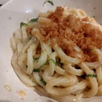 讃岐麺房 すずめ - テーブルにあった天かすをトッピング！！