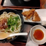 讃岐麺房 すずめ - かけうどん＋とり天１個、２つに切ってくださいました♪