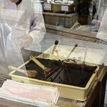 紀の国屋本店 - お店の横で製造してる