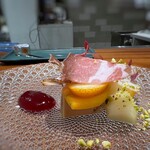 Refugeforestiere 五島 - 霧島豚の自家製生ハム、フォアグラのテリーヌ、柿、ラフランス、キンカン、ビーツとフランボワーズのソース