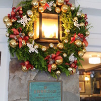 日光金谷ホテル - 季節はX'mas ホテルの入口にもX'masリースが飾ってある