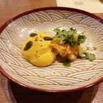 Restaurant Honjin - アオリイカと人参のマリネ＆かぼちゃのエスプーマ、かぼちゃの種のせ