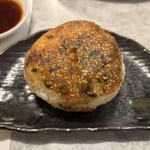焼肉だんちゃん - この『焼きおにぎり』はビックサイズです。茶碗一杯分のご飯の量があります。