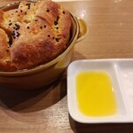 Restaurant Honjin - 焼きたてのフォカッチャ 、ほうろく菜種油＆スペイン塩付き　　　