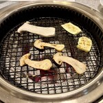 焼肉だんちゃん - 松茸も炭火で焼きます。香りが良いです。