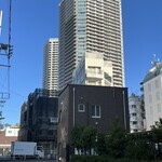 ボニート・ボニート - お店の対角線方向には目印の交番とタワマンが。。
                                時代ですね