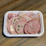 FRANK FURT 工房店 - ハムとソーセージの盛り合わせ710円