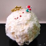 京氷ゆきみ庵 - 真っ白なシロップをかけ、その上からパラミジャーノレッジャーノチーズをかけることによって、表面をサラサラにし、サンタとピンクペッパーを並べることで、雪の積雪感とサンタの足跡をうまく表現している～!!( ^o^)ﾉ