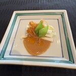 スーツァンレストラン陳 横浜店 - 乗っているのは上海カニ