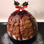 京氷ゆきみ庵 - 氷を絡めて食べると、外側は、チョコレートシロップでめちゃめちゃ甘く、逆に中は、カシスソースやアールグレイシロップによって甘酸っぱい味わい～!! また、上にのっているベリーのコンフィチュールも甘酸っぱい～!!( ^o^)ﾉ