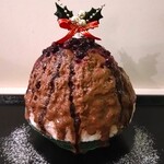 京氷ゆきみ庵 - チョコレート色のシロップがたっぷりかかっていて、上にベリーのコンフィチュール、カシスソースがかけられていて、クリスマスホーリー(セイヨウヒイラギ)が飾られている～!!( ^o^)ﾉ