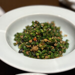 富錦樹台菜香檳 - 松花蒼蠅頭（花ニラとピータン豚挽肉のピリ辛炒め）