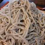 そばCafé なごみ - へぎそばは布海苔が練り込まれ、磯の香りと布海苔のヌメリと歯切れで、乾麺のへぎそばとはやっぱり生々しさが比にならない…好み分かれそうですが私は好きです。