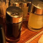 熱烈カルビ - 卓上にある調味料類