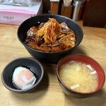 豚大学 新橋校舎 - ピリ辛ネギ豚丼大盛り、半熟卵、お味噌汁