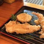 天ぷら定食 どこ - 天どこえび定食　　　　　　　　　　　　　　　　　　　えび2匹+天ぷら6品(レンコン、ササミ、イカ、ナス、サツマイモ、玉ねぎ)+ご飯+味噌汁