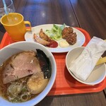 万豚記 - おこさまセットの「らーめんセット」（税込858円）。ミニサイズのラーメンに、揚げ餃子と唐揚げ、ジュースの付くセットです。