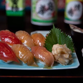 八丈島の郷土料理「島ずし」をぜひ。旬魚の刺身も絶品