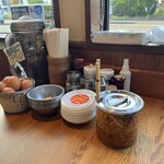 徳島ラーメン人生 - 生たまごが常備してあって無料。卵かけご飯用の醤油もあるので、ごはんにかけるのももちろんですが、ラーメンに入れるのもどちらもオススメ。ピリ辛もやしもあります