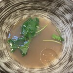 鴨出汁中華蕎麦 麺屋yoshiki - 貝のスープ