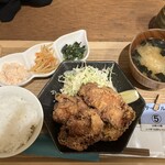 羽釜炊きおにぎり 満米 - 満米の大判からあげ定食