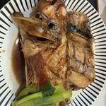 海鮮料理 おかりば - カサゴ煮付け　アラの煮付けのオマケ付き