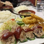 フジランチ - スパイスのきいて肉肉しい、たっぷりソースかけるとなお美味い!!