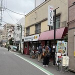フジランチ - ぐるぐる散歩して13時過ぎ  まだまだ行列でした