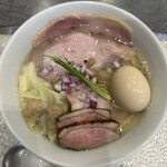 宍道湖しじみ中華蕎麦 琥珀 - 芽ネギとアーリーレッドの色味が良き