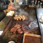 鉄板焼 ホルモン やまき - 辛めのタレは二度漬け禁止^ ^
      ホルモン串70円❗️