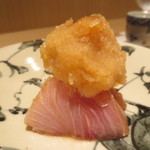 神保町 傳 - 四日ねかせたブリは臭みなく旨みが引き出されていました。大根おろしの中には飛び子が入り、食感を楽しみます・