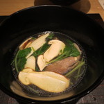 神保町 傳 - 煮物は松茸と牛肉のシャブシャブです。かつおベースのお出汁もほっとできる美味しいものでした。