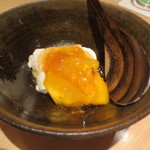 神保町 傳 - デザート一品目は柿とクリームチーズの上にラムのジュレと黒みつです。
