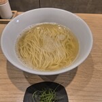 らーめんMAIKAGURA - かけそば塩890円とトッピングのネギ。