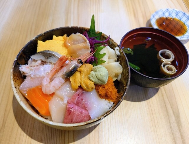 小松水産の海鮮丼 サンピアザ店>