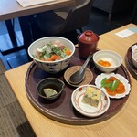 神宮前 らかん・果 - ■ 三種の海鮮とアボカドのどんぶり ￥1,800（税込）