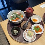 神宮前 らかん・果 - ■ 三種の海鮮とアボカドのどんぶり ￥1,800（税込）