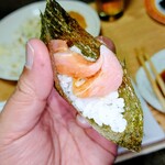 丸山鮮魚店 - 今度は手巻き寿司でパクリ、もう最高(^O^)／