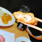 丸山鮮魚店 - カキフライも大きめです、ソースをかけてパクリ