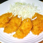 丸山鮮魚店 - カキフライも大きめです、ソースをかけてパクリ
