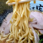 秀吉家 - ラーメン大盛り(2玉)のチャーシュー1枚トッピングの麺リフト