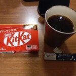 お食事処 多七 - ハイマートさんで購入のキットカット   持ち込みの珈琲