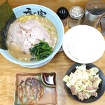 秀吉家 - ラーメン大盛り(2玉)のチャーシュー1枚トッピング、キャベチャー、ランチ餃子3個、ライス大