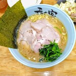 秀吉家 - ラーメン大盛り(2玉)のチャーシュー1枚トッピング