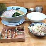 秀吉家 - ラーメン大盛り(2玉)のチャーシュー1枚トッピング、キャベチャー、ランチ餃子3個、ライス大