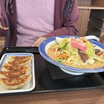 リンガーハット - 料理写真:野菜ちゃんぽん　麺少なめと餃子5個