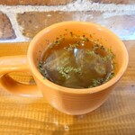 BEARS - ◯スープ
醤油系な味わいのコンソメスープで
キャベツ、人参、玉ねぎ、しめじ？が具材となる

粗挽きのブラックペッパーと
ホワイトペッパー？の味わいの締まり感があり